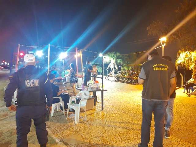Chuva n&atilde;o impede flagra de 270 pessoas &quot;furando a quarentena&quot;