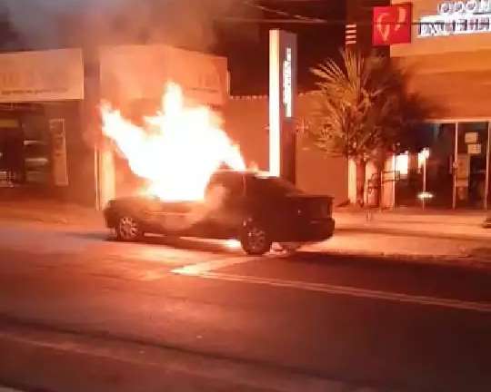 Motorista sai ileso de carro pegando fogo nas Moreninhas