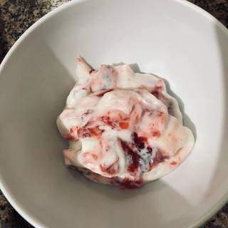 Depois é só misturar iogurte e morango. (Foto: Thaynara Martinho)