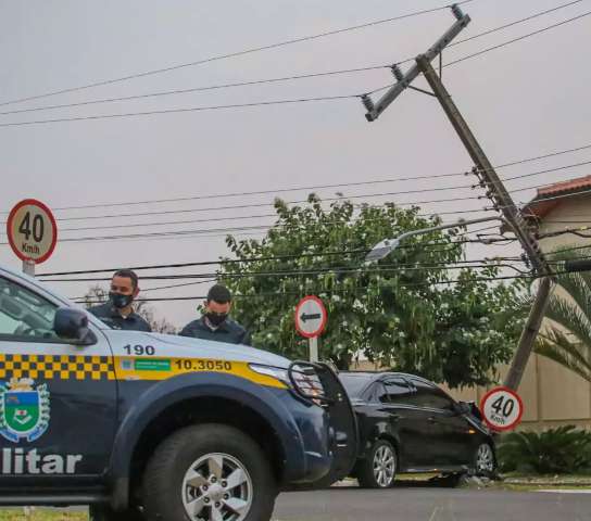 Motorista bate ve&iacute;culo em poste e diz que sofreu tentativa de assalto 