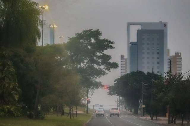 Chuva ameniza calor e previs&atilde;o alerta para tempestade neste domingo