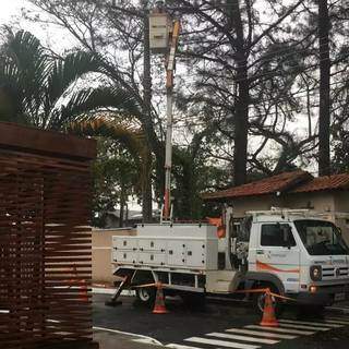 Condomínio no Rita Vieira ficou sem luz desde 21h de ontem; Energisa realizou reparo nesta manhã (Foto: Direto das Ruas)