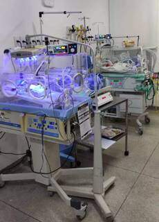 UTI neonatal improvisada dentro de sala cirúrgica na Santa Casa (Foto/Divulgação)