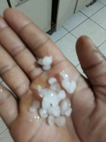 Chuva chega com granizo e vendaval leva tendas da covid em parque