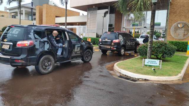 Pol&iacute;cia usa c&atilde;o farejador em mans&atilde;o onde mora s&oacute;cio de narcotraficante