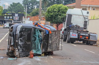 Pálio tombou após acidente envolvendo três veículos. O caminhão, com cabine branca, parou estacionado na pista  (Foto: Marcos Maluf) 