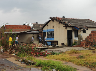 Movimentação na casa que foi destelhada durante temporal em Aquidauana (Foto: divulgação)