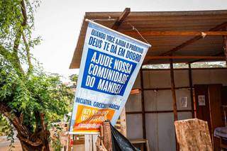 &#34;Quem dá aos pobres empresa a Deus&#34;, é o ditado popular que parece a mensagem na favela (Foto: Henrique Kawaminami)