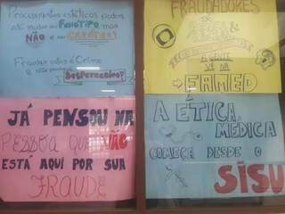 Em 2018, quando estudantes denunciaram 23 colegas por suspeita de fraude no sistema de cotas, cartazes foram afixados nos vidros do Centro Acadêmico de Medicina (Foto: Izabela Sanchez/Arquivo)