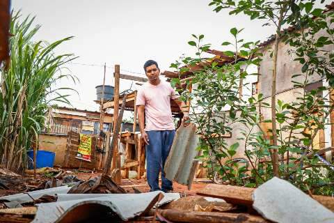 Com pandemia e chuva, amarelinha distrai as crianças na casa sem telhado