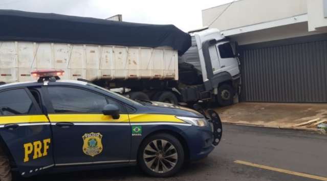 Homem salta de caminh&atilde;o durante fuga e ve&iacute;culo invade loja