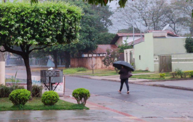 Segunda amanhece com chuva em MS, com alerta de tempestade em 52 cidades