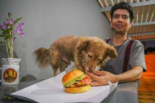 Tchoco não come os lanches, apenas posa para fotos para dar ainda mais personalide a sua hamburgueria. (Foto: Marcos Maluf)