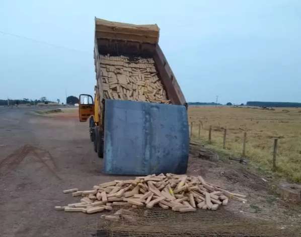 PRF apreende quase 2 toneladas de maconha em fundo falso de caminh&atilde;o