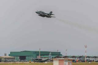 Caça decola da Base de Campo Grande, que sedia exercício com 700 militares. (Foto: Marcos Maluf)