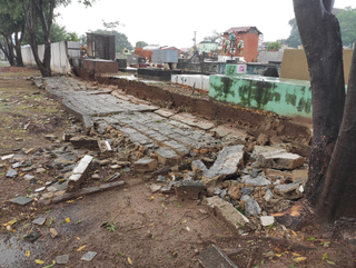 Muros de cemitérios também foram danficados com o vendaval de sábado à noite (Foto: divulgação)