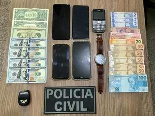 Celulares e dinheiro apreendido com os suspeitos (Foto: Divulgação)