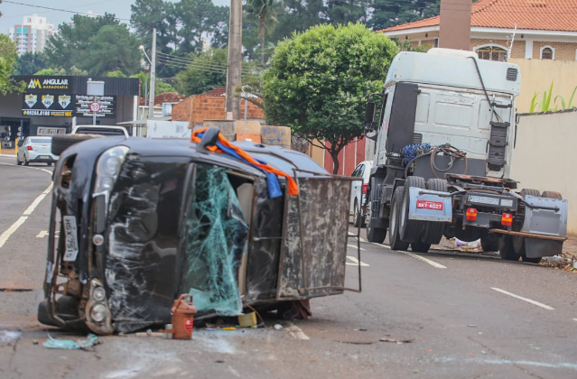  Carro tomba em acidente envolvendo tr&ecirc;s ve&iacute;culos na Ernesto Geisel 