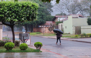 Dourados amanheceu com tempo fechado e chove na maior parte da cidade (Foto: Helio de Freitas)