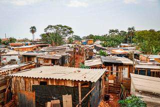 Na região do Morada Verde, vista da parte elevada mostra os barracos das mais de 170 famílias que vivem na favela (Foto: Henrique Kawaminami)