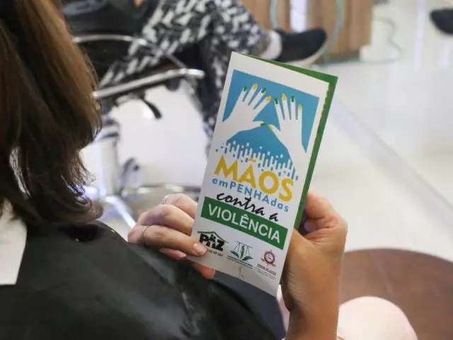 Projeto que ajuda mulheres v&iacute;timas da viol&ecirc;ncia vai at&eacute; as barbearias