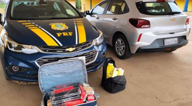Motorista de aplicativo e passageira s&atilde;o presos com malas &quot;recheadas&quot; de maconha