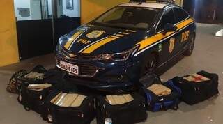 Ap&oacute;s fuga e capotagem, motorista &eacute; preso com maconha na BR-359