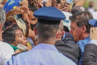 Sem máscara, presidente Jair Bolsonaro festeja com apoiadores em Corumbá (Foto: Marcos Maluf)