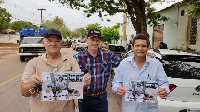 Em meio a f&atilde;s, ex-companheiros de farda esperam ver presidente de perto