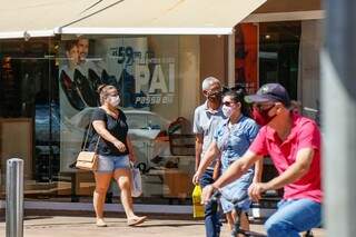 Clientes na Rua 14 de Julho fazendo compras no Centro. (Foto: Arquivo/Campo Grande News)
