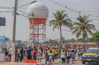 População acompanha visita presidencial do lado de fora do aeroporto; ao fundo, estação de radares inaugurada (Foto: Marcos Maluf)