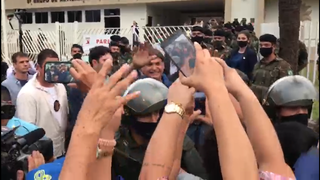 Exército fez cordão de isolamento, mas apoiadores partiram para o empurra-empurra na tentativa de ficar perto do presidente (Foto: Vídeo/Reprodução)