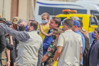 Presidente segura criança no colo durante visita a Corumbá. (Foto Marcos Maluf)