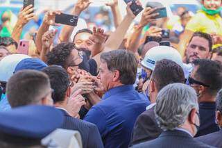 Jair Bolsonaro cumprimenta fãs espremidos na grade do cercadinho (Foto: Marcos Maluf)