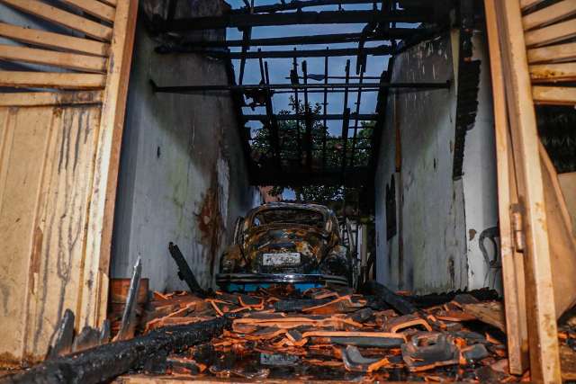 Com 2 gal&otilde;es de gasolina, morador ateia fogo no pr&oacute;prio carro na garagem