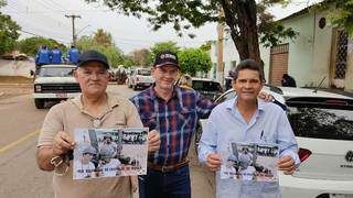 Da esquerda para a direita, Morais, Nagel e Cristaldo se reencontraram em Nioaque e esperam ver de perto Jair Bolsonaro, o ex-companheiro de farda (Foto: Helio de Freitas) 