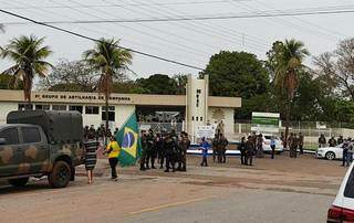 Militares e fãs (de verde e amarelo) se concentram em frente ao quartel, em Nioaque (Foto: Helio de Freitas)
