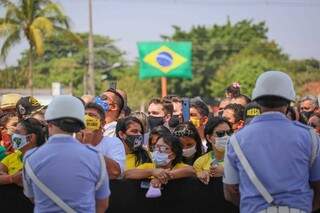 Apoiadores do presidente Jair Bolsonaro acompanham solenidade atrás de cercadinho (Foto: Marcos Maluf)