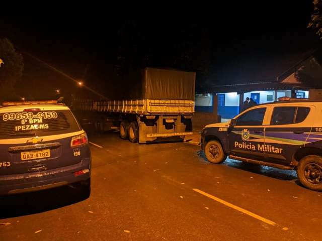 PM apreende bitrem carregado com cigarros contrabandeados do Paraguai