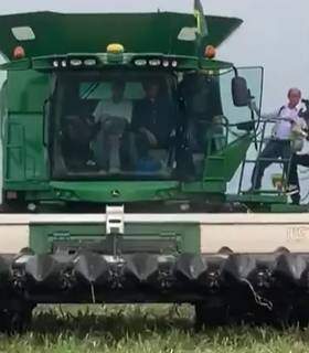 Presidente andou am máquina colheitadeira, semelhante à usada em 2018, quando ele ainda era candidato à Presidência, para escrever Bolsonaro na plantação (Foto: Vídeo/Reprodução)