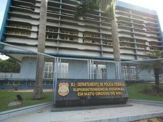Fachada da sede da Polícia Federal em Campo Grande, onde se concentram os mandados expedidos para Mato Grosso do Sul. (Foto: Arquivo)