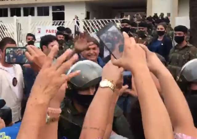 Bolsonaro &eacute; recebido com salva de tiros e deixa Nioaque 40 minutos ap&oacute;s pouso