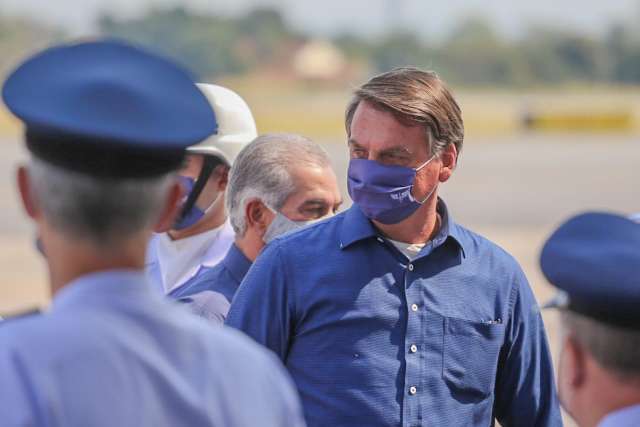 Bolsonaro desembarca em Corumb&aacute; e confraterniza com f&atilde;s no muro do aeroporto