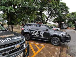 Policiais do SIG procuram pelo autor, que fugiu logo após o crime (Foto: Osvaldo Duarte/ Dourados News)