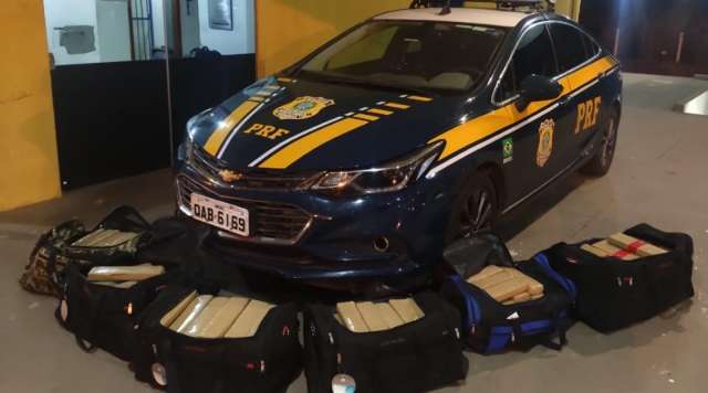 Ap&oacute;s fuga e capotagem, motorista &eacute; preso com maconha na BR-359