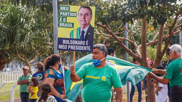 Vestidos de verde e amarelo, campo-grandenses recebem Bolsonaro na Base A&eacute;rea