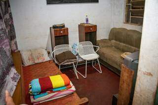 De um lado cama, do outro sofá e cadeiras: tentativa de acomodar móveis na pequena casinha. (Foto: Henrique Kawaminami)