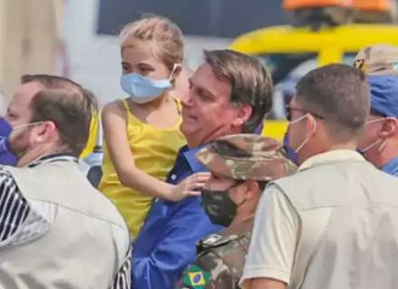 Bolsonaro simula interceptação de aeronave, celebra o agro e aglomera com fãs