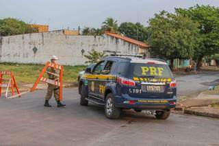 Agente libera passagem para viatura da PRF nos arredores do aeroporto de Corumbá (Foto: Marcos Maluf)