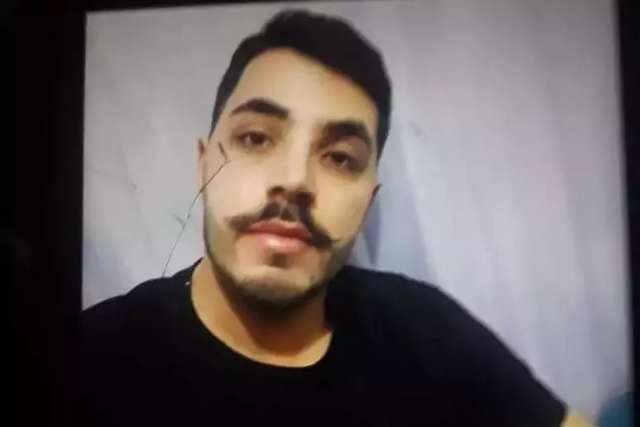 Cinco dias ap&oacute;s matar colega, motoentregador se apresenta e fala em amea&ccedil;a